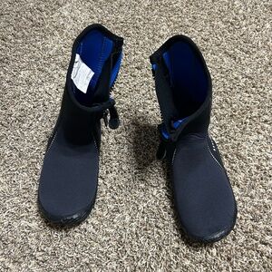 Aqualung 3mm dive booties.